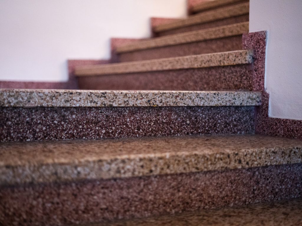 Renovace teraco schodů a podlahy ZŠ Ostrožská Nová ves