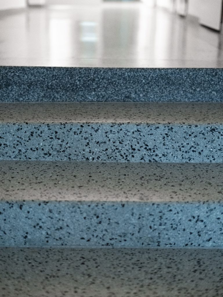 Renovace teraco schodů a podlahy ZŠ Ostrožská Nová ves