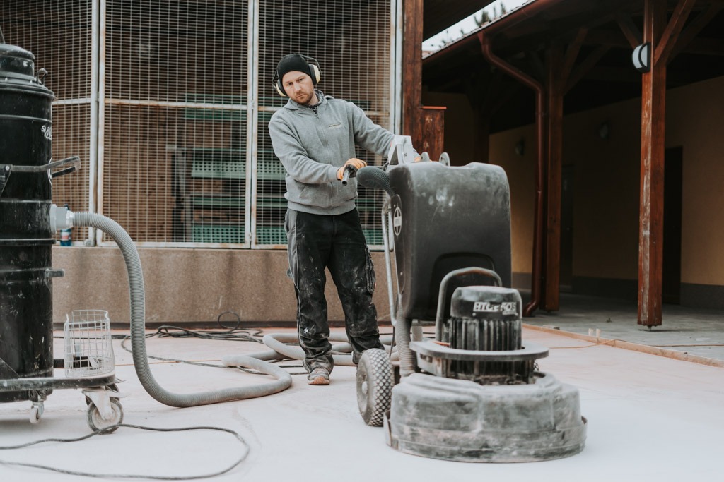 Pokládka teraco podlahy Roštění