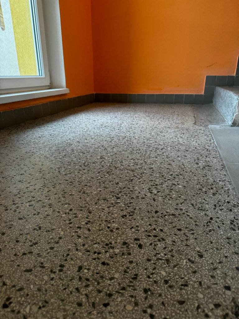 Renovace teraco podlahy panelového domu Hulín