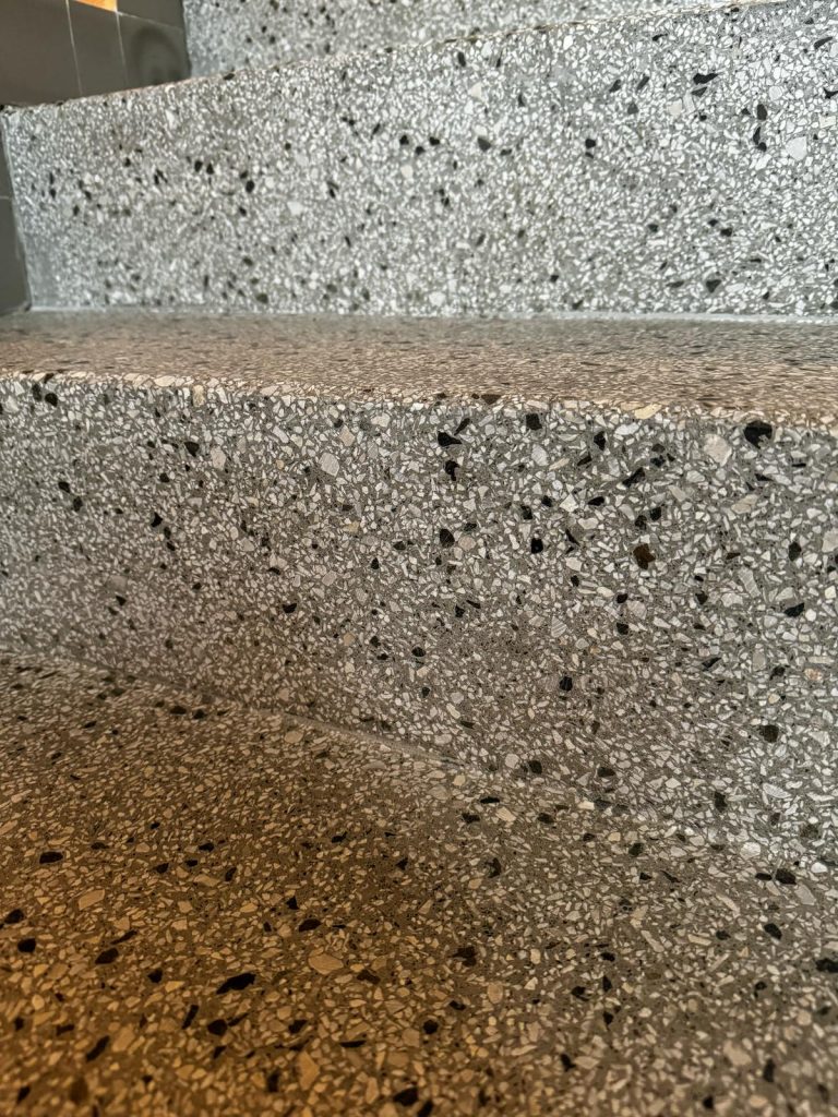 Renovace teraco podlahy panelového domu Hulín