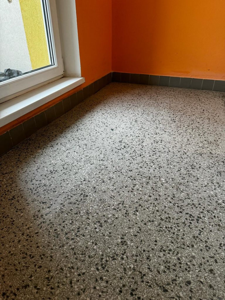 Renovace teraco podlahy panelového domu Hulín
