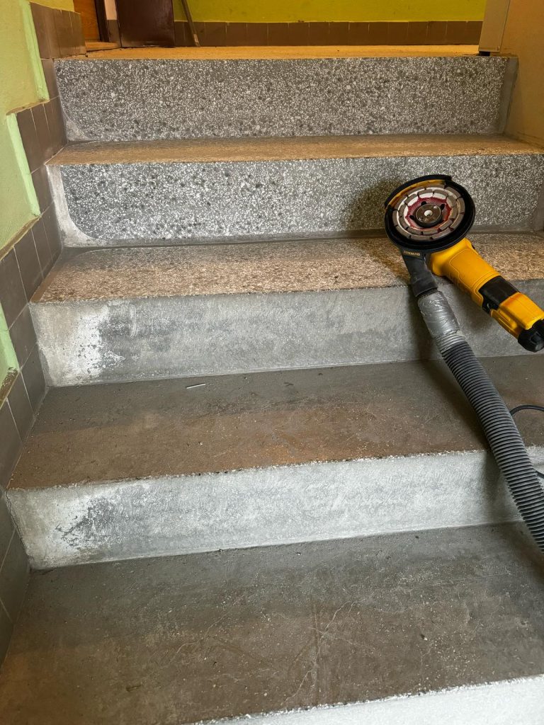 Renovace teraco podlahy panelového domu Hulín