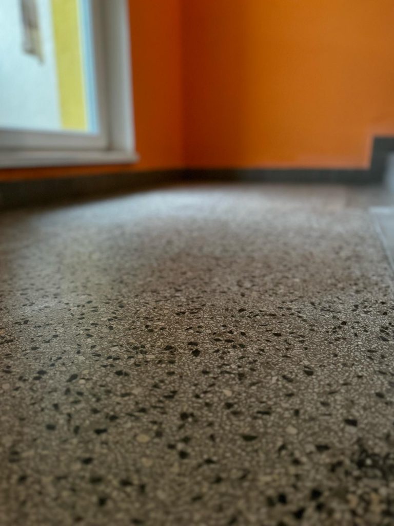 Renovace teraco podlahy a schodiště panelového domu Hulín