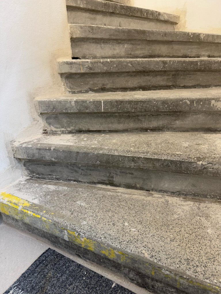 Renovace pískovcového schodiště a teraco podlahy Kroměříž