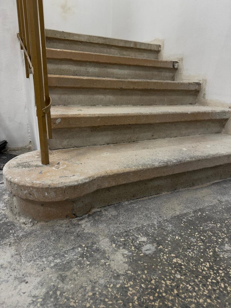 Renovace pískovcového schodiště a teraco podlahy Kroměříž