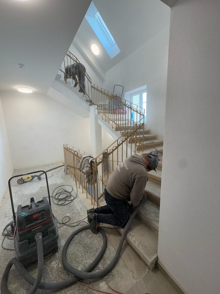 Renovace pískovcového schodiště a teraco podlahy Kroměříž