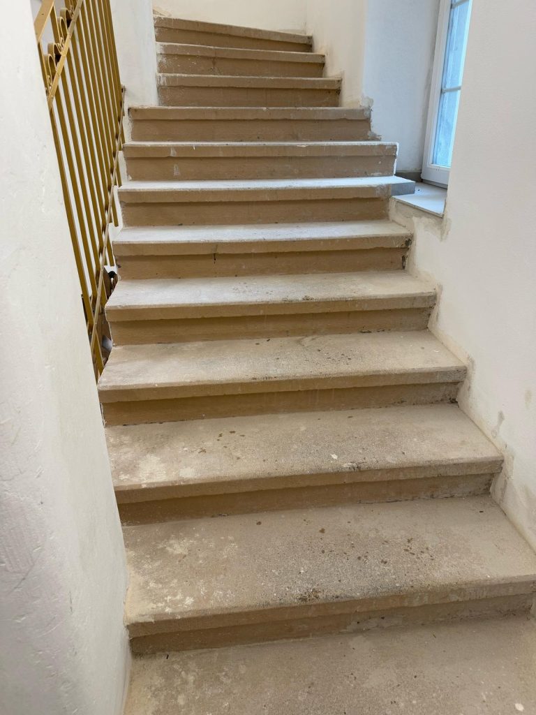 Renovace pískovcového schodiště a teraco podlahy Kroměříž