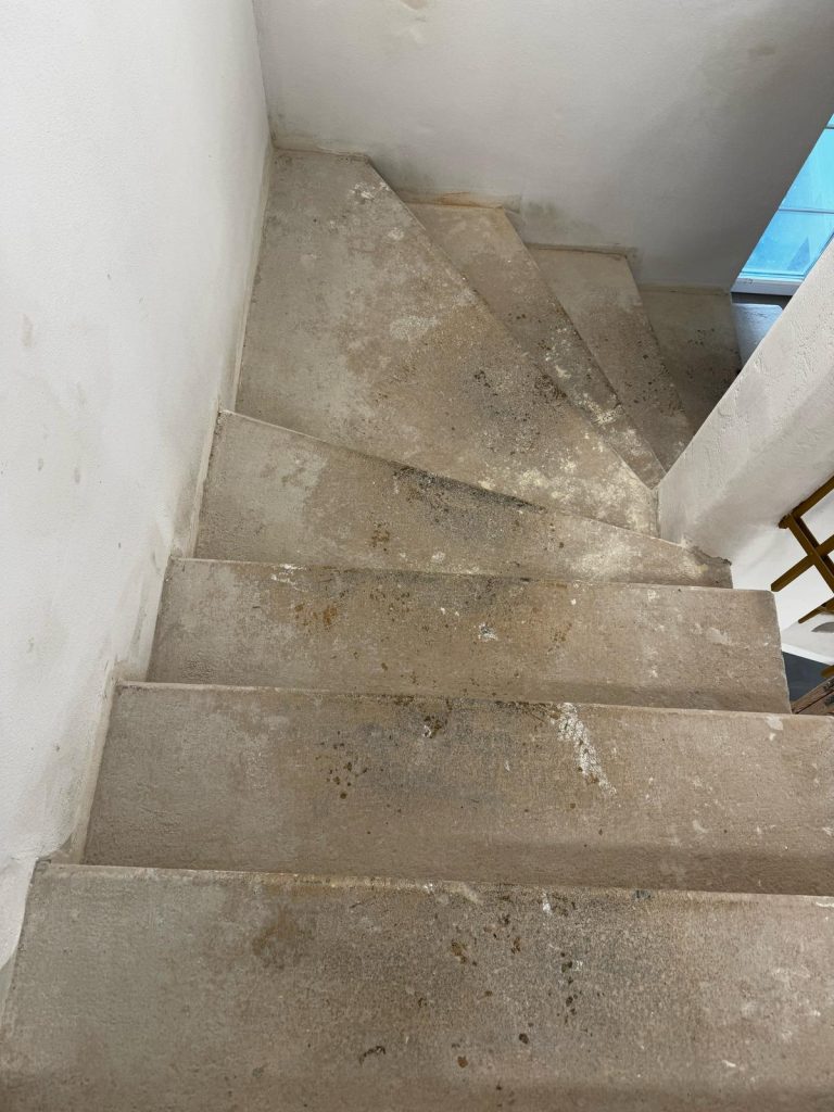 Renovace pískovcového schodiště a teraco podlahy Kroměříž