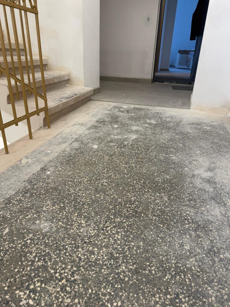 Renovace pískovcového schodiště a teraco podlahy Kroměříž