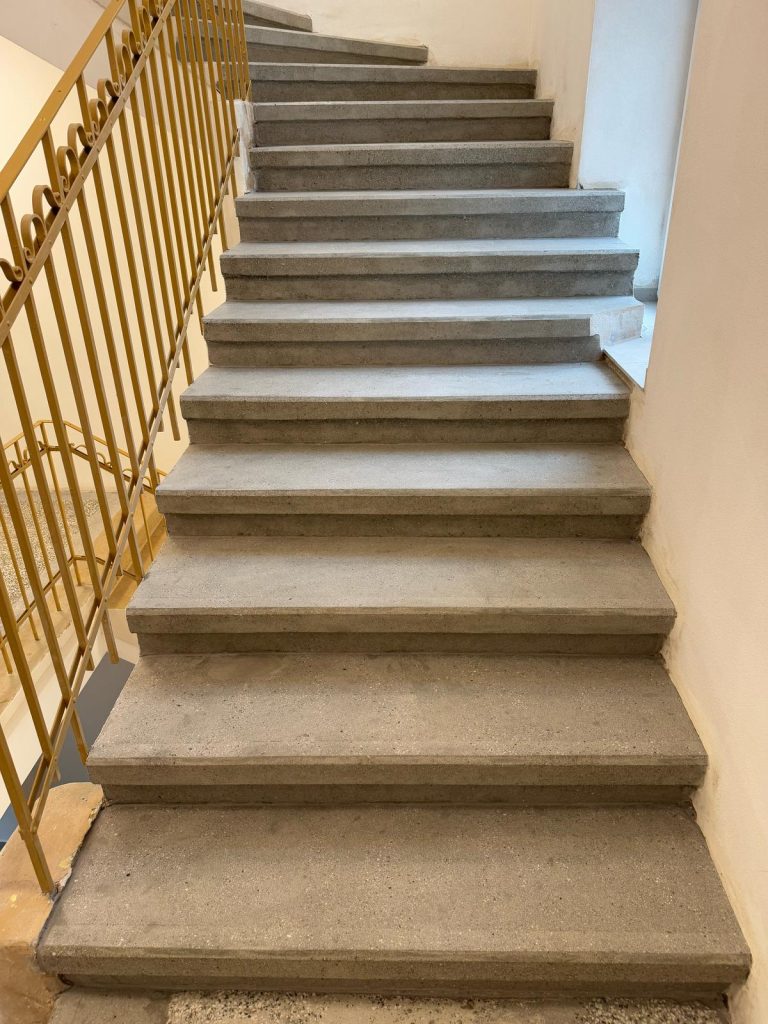 Renovace pískovcového schodiště a teraco podlahy Kroměříž