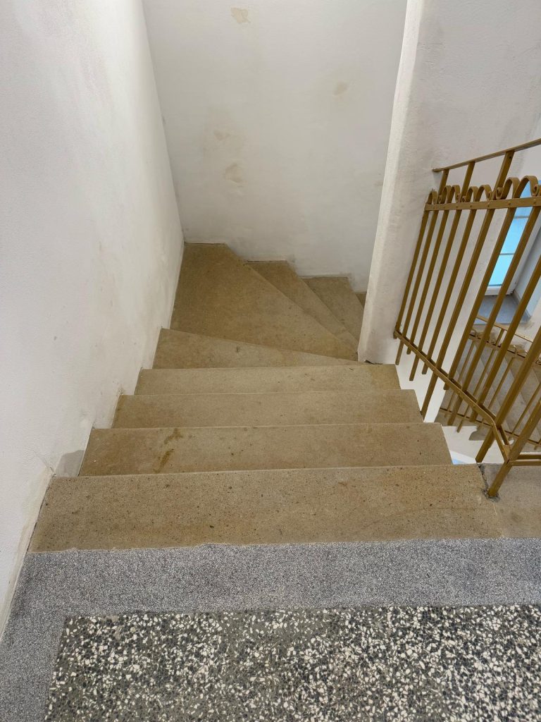 Renovace pískovcového schodiště a teraco podlahy Kroměříž