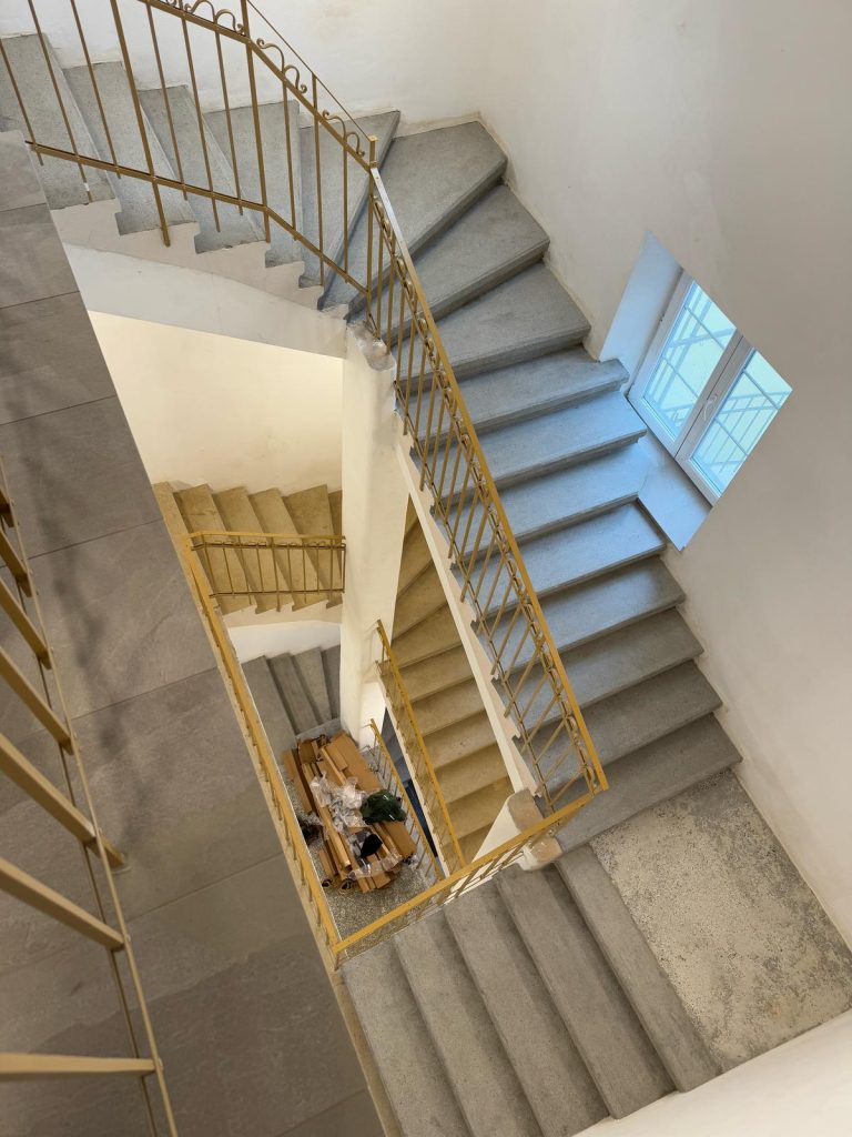 Renovace pískovcového schodiště a teraco podlahy Kroměříž