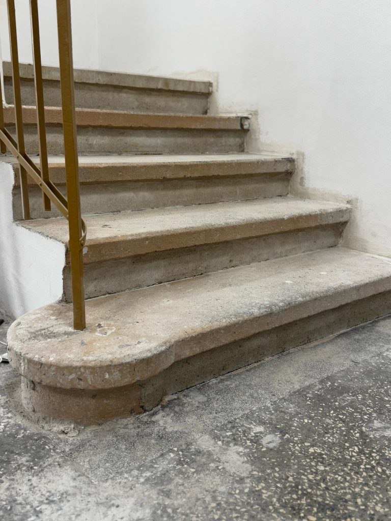 Renovace pískovcového schodiště a teraco podlahy Kroměříž