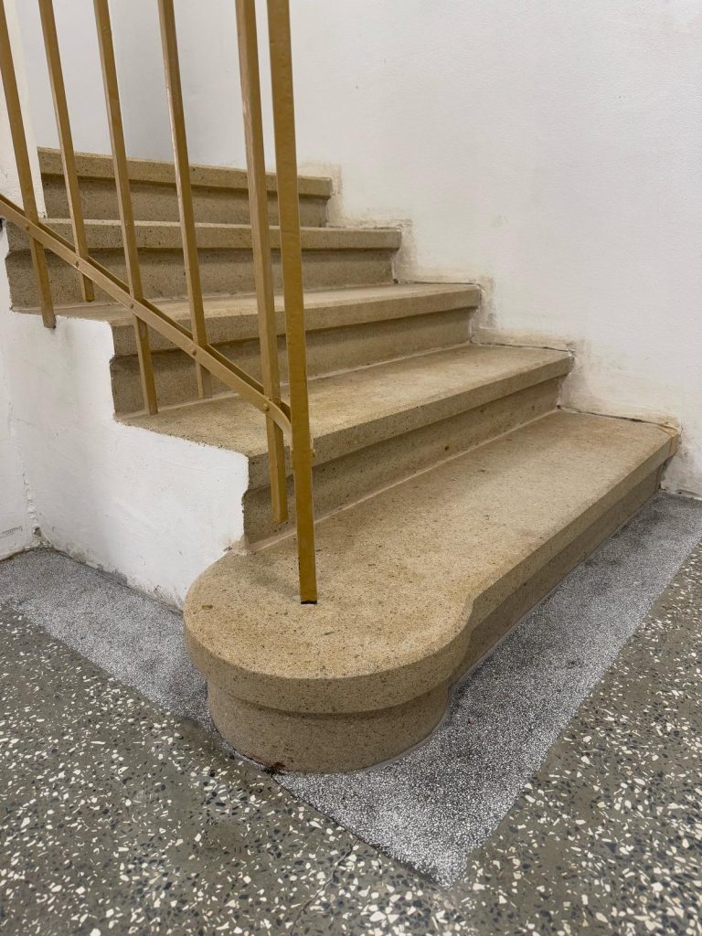 Renovace pískovcového schodiště a teraco podlahy Kroměříž