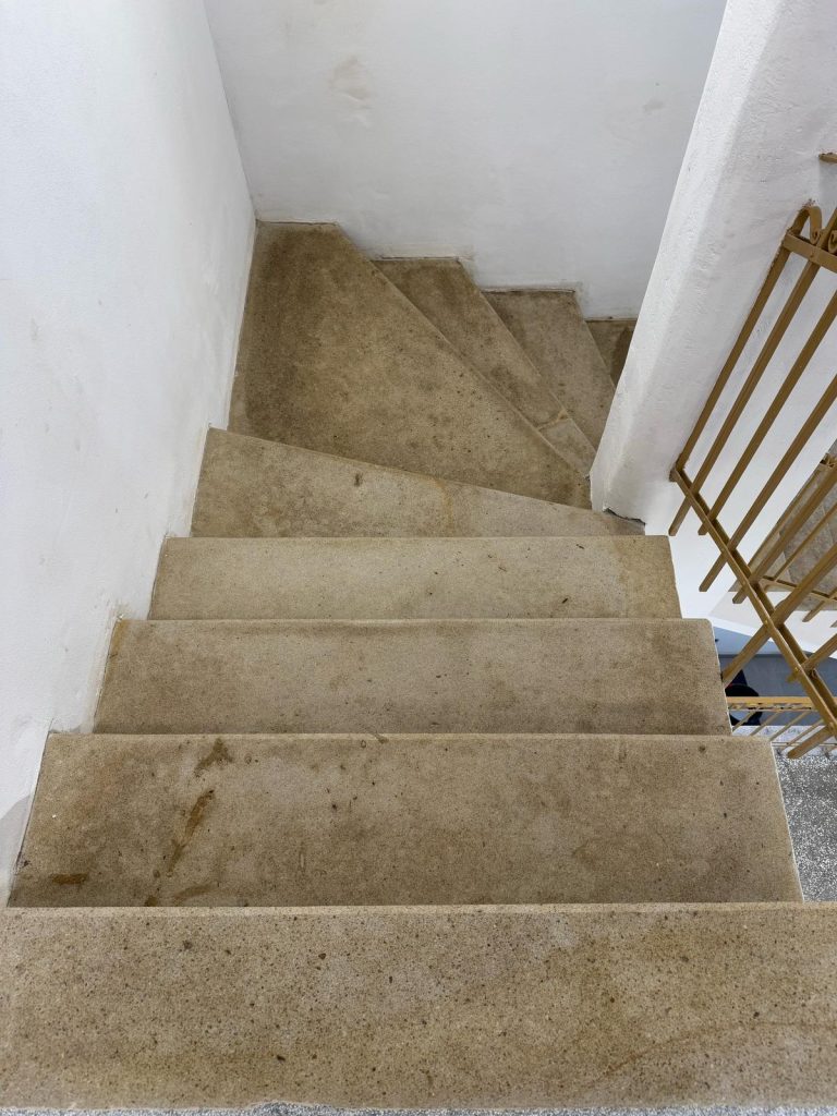 Renovace pískovcového schodiště a teraco podlahy Kroměříž