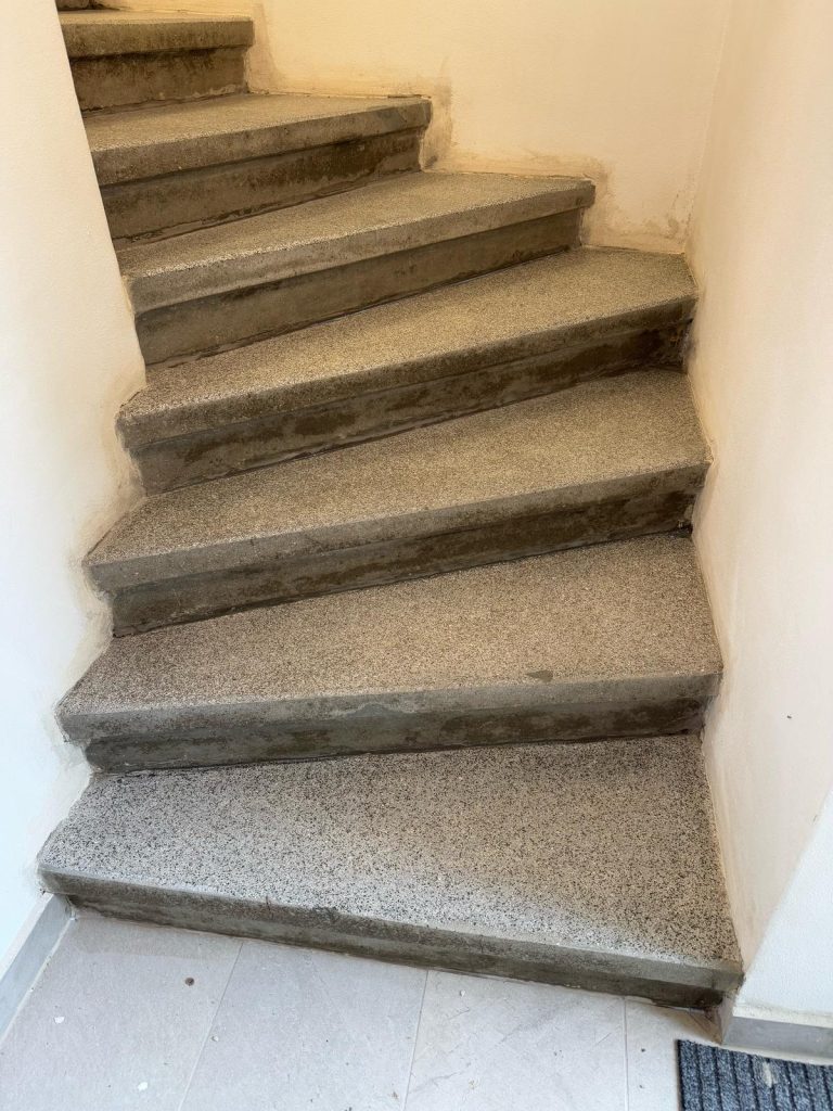 Renovace pískovcového schodiště a teraco podlahy Kroměříž