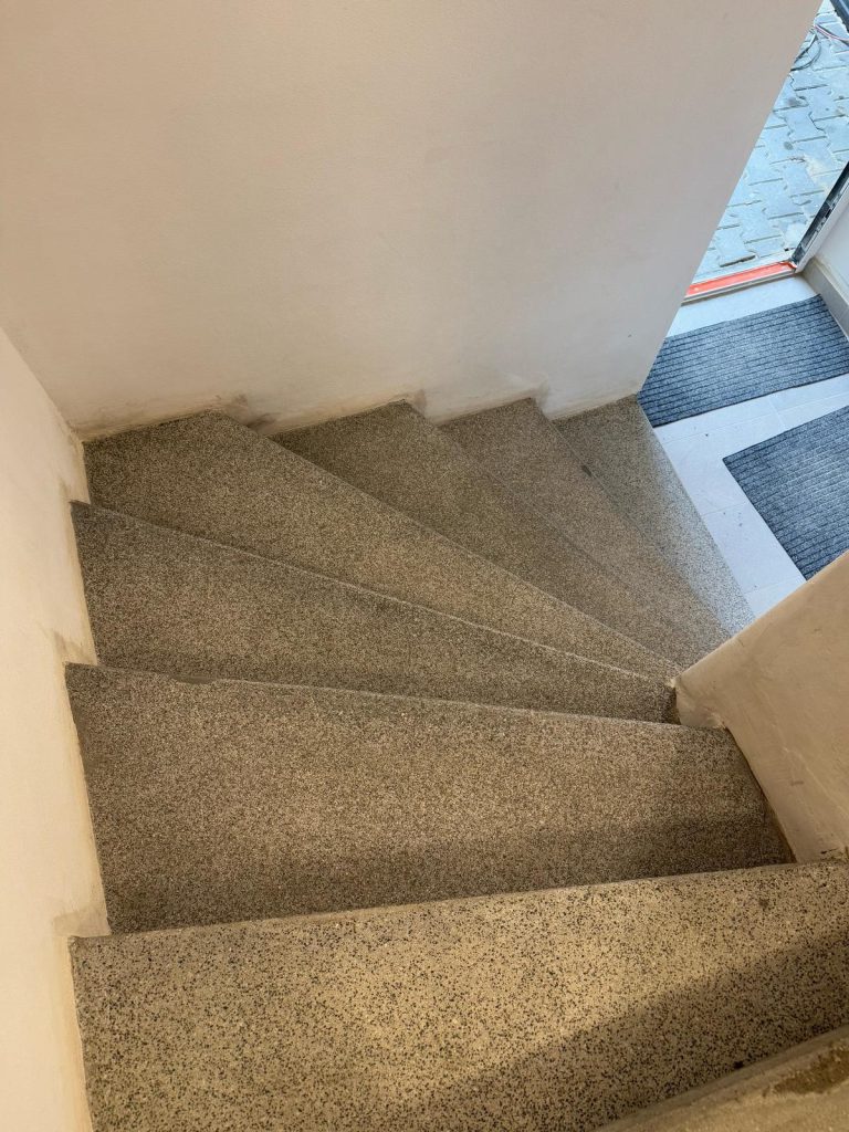 Renovace pískovcového schodiště a teraco podlahy Kroměříž